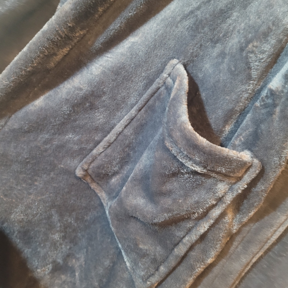 Unisex  Plush Gray Robe - Picture 7 of 11